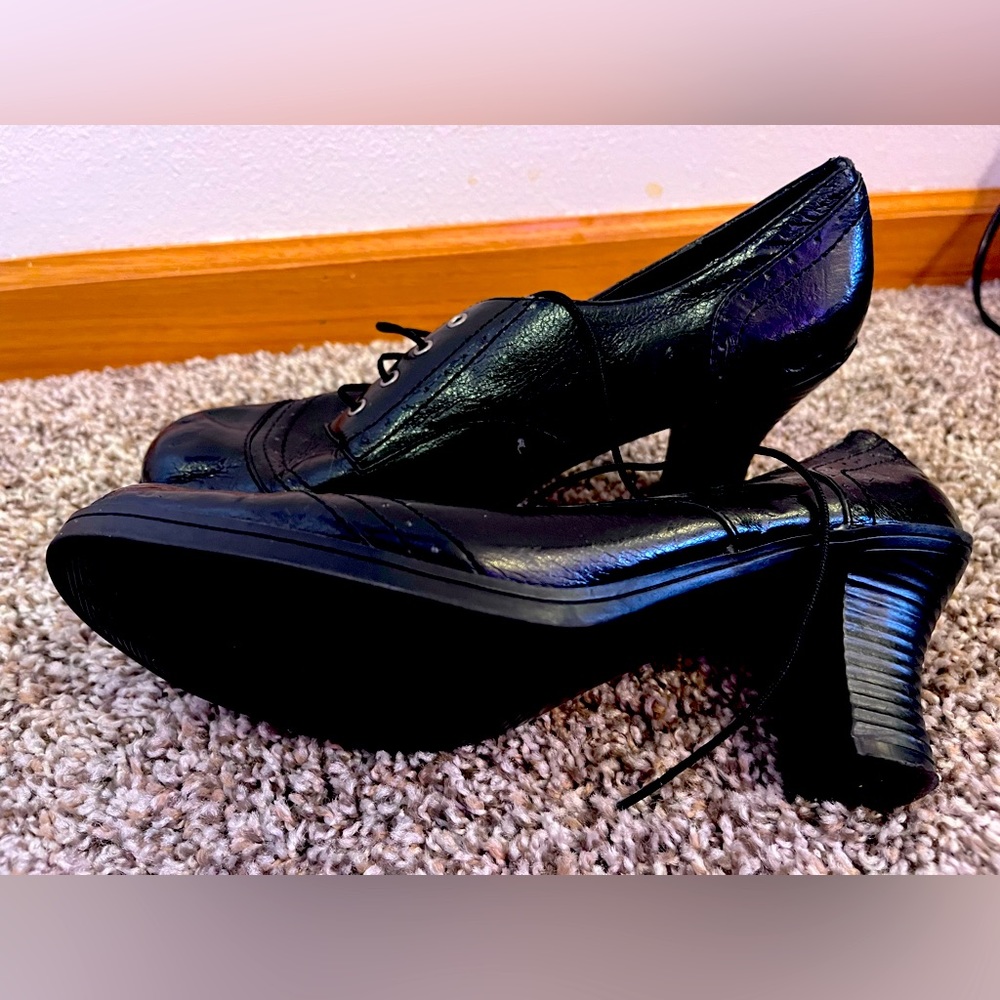 Vigoss Black shoelace heels